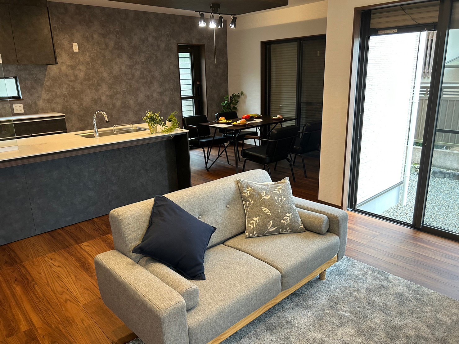 モダンで落ち着きのあるリビング