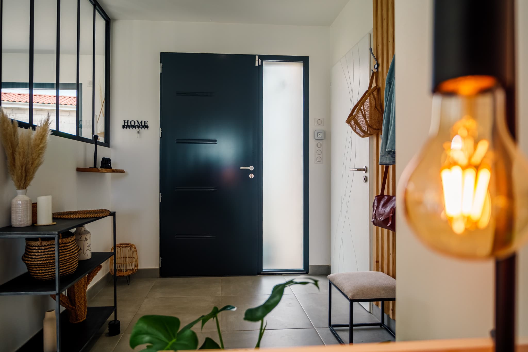 温もりと洗練が調和する、モダンな玄関